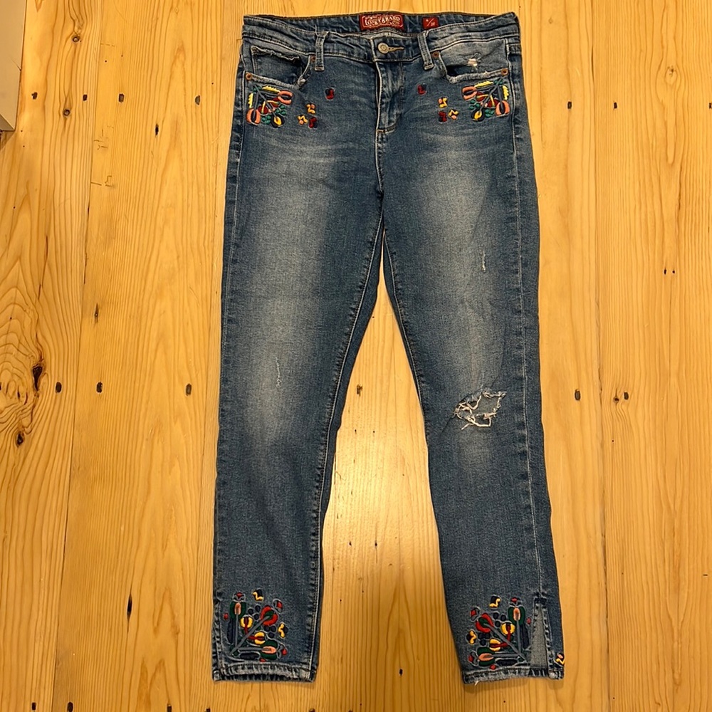 Lucky Brand cropped ripped jeans with flowers embroidered. Size 6/28